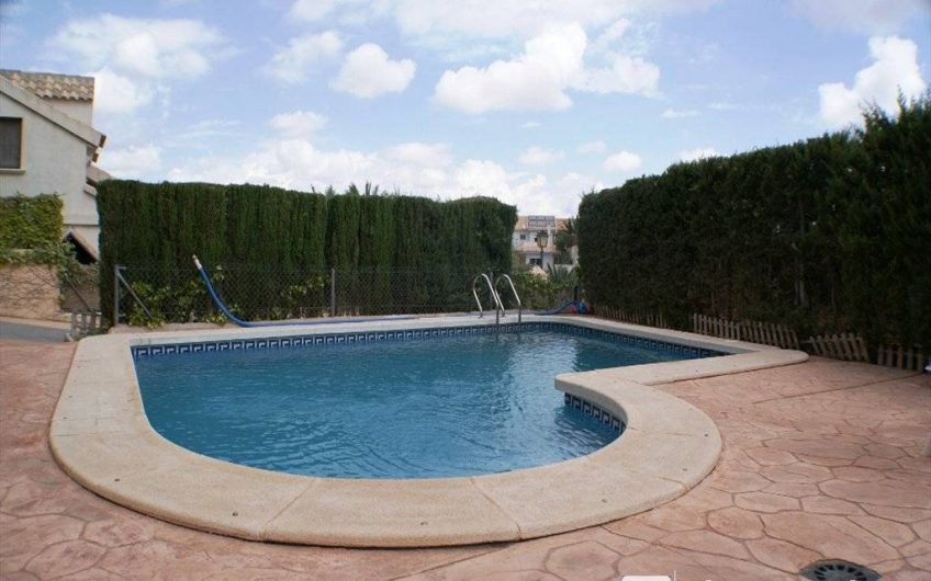 Chalet en venta en La Alcayna amplio con pisicina