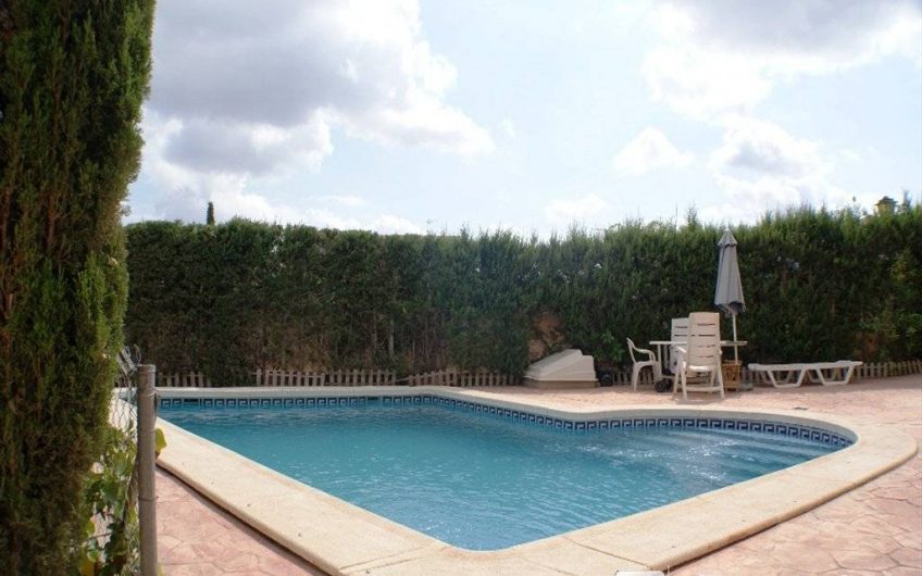 Chalet en venta en La Alcayna amplio con pisicina