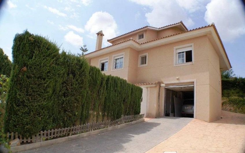 Chalet en venta en La Alcayna amplio con pisicina