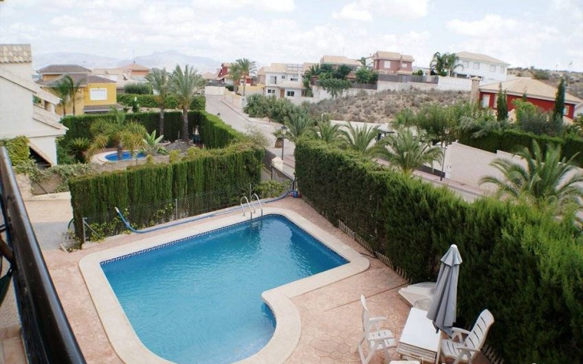 Chalet en venta en La Alcayna amplio con pisicina