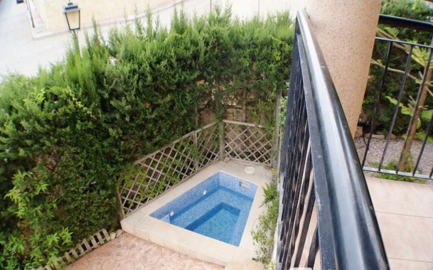 Chalet en venta en La Alcayna amplio con pisicina