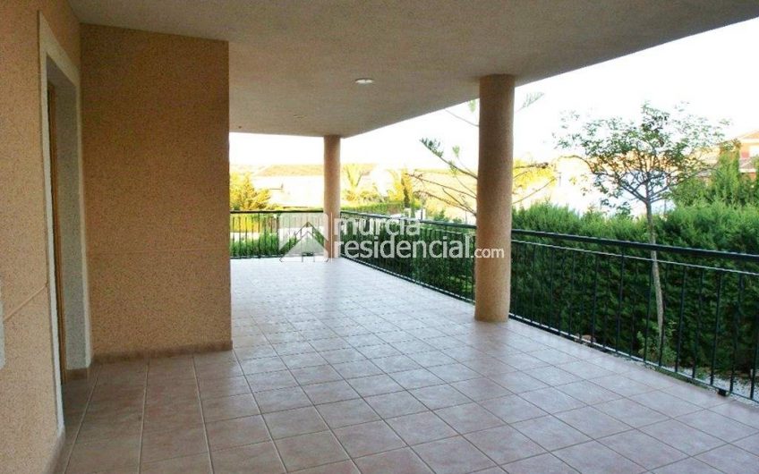 Chalet en venta en La Alcayna amplio con pisicina