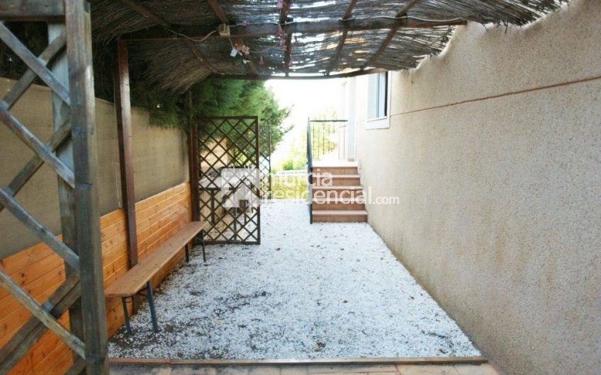 Chalet en venta en La Alcayna amplio con pisicina