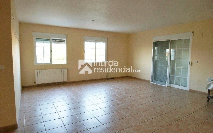 Chalet en venta en La Alcayna amplio con pisicina