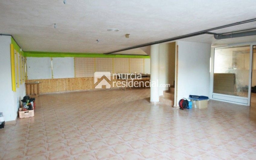 Chalet en venta en La Alcayna amplio con pisicina