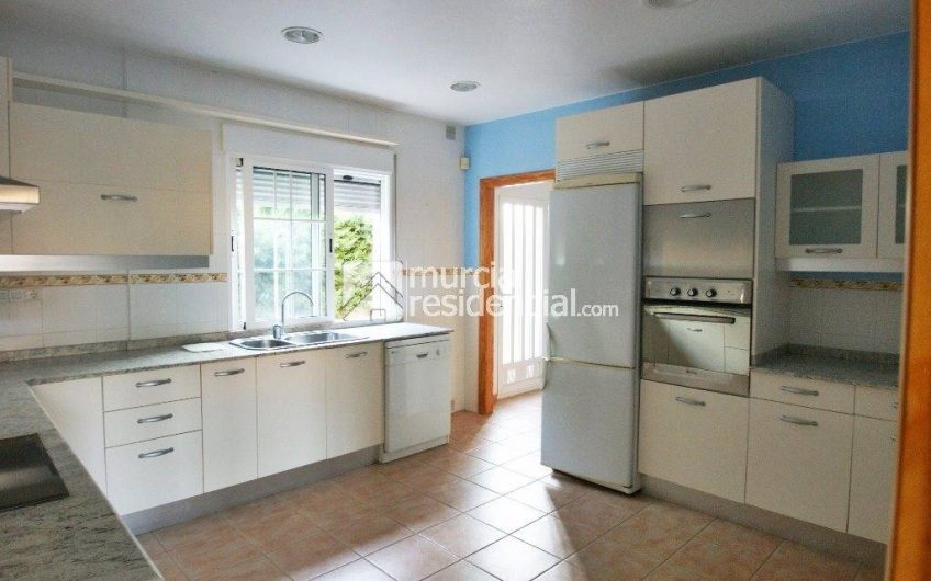 Chalet en venta en La Alcayna amplio con pisicina