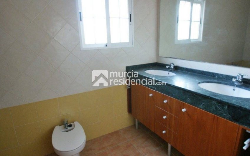 Chalet en venta en La Alcayna amplio con pisicina