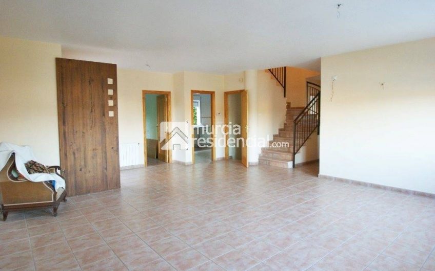 Chalet en venta en La Alcayna amplio con pisicina