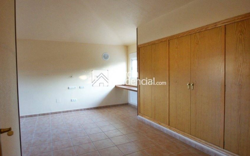Chalet en venta en La Alcayna amplio con pisicina