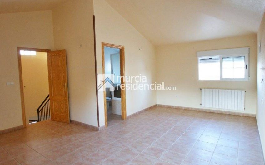 Chalet en venta en La Alcayna amplio con pisicina