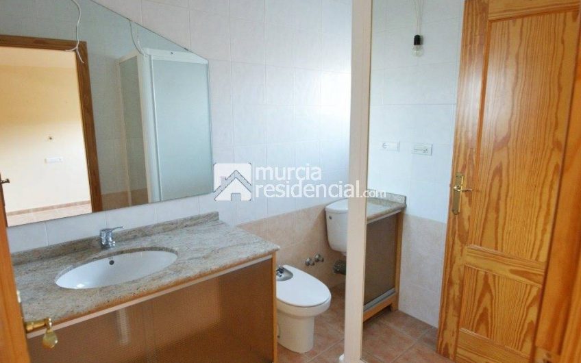 Chalet en venta en La Alcayna amplio con pisicina