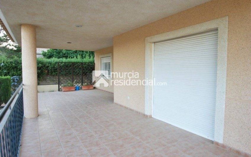 Chalet en venta en La Alcayna amplio con pisicina