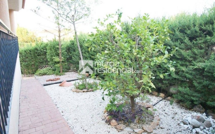 Chalet en venta en La Alcayna amplio con pisicina