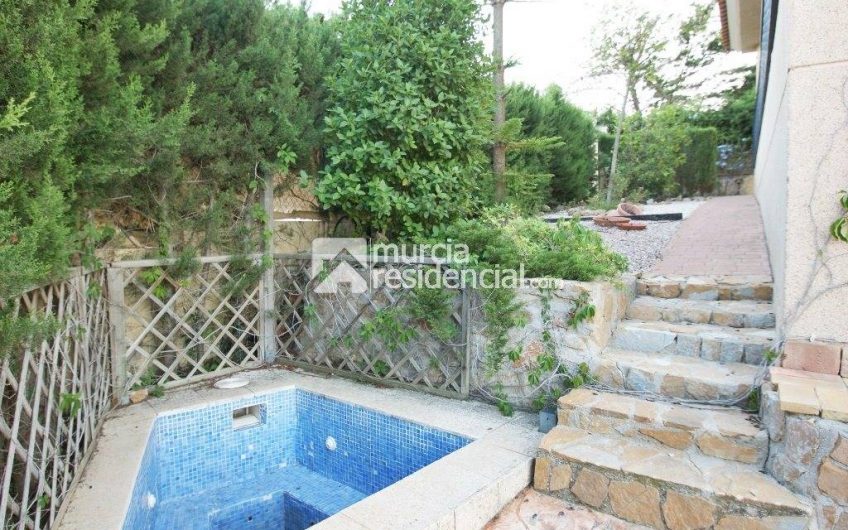 Chalet en venta en La Alcayna amplio con pisicina