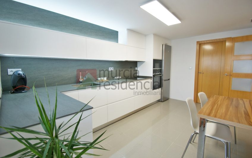 Chalet en esquina con amplia parcela en Altorreal