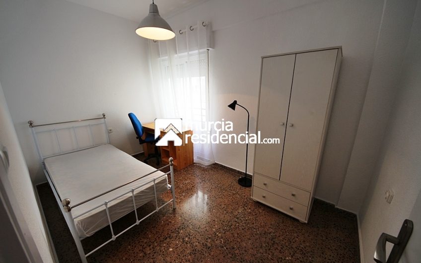 Piso amueblado, de tres habitaciones en alquiler en San Antón