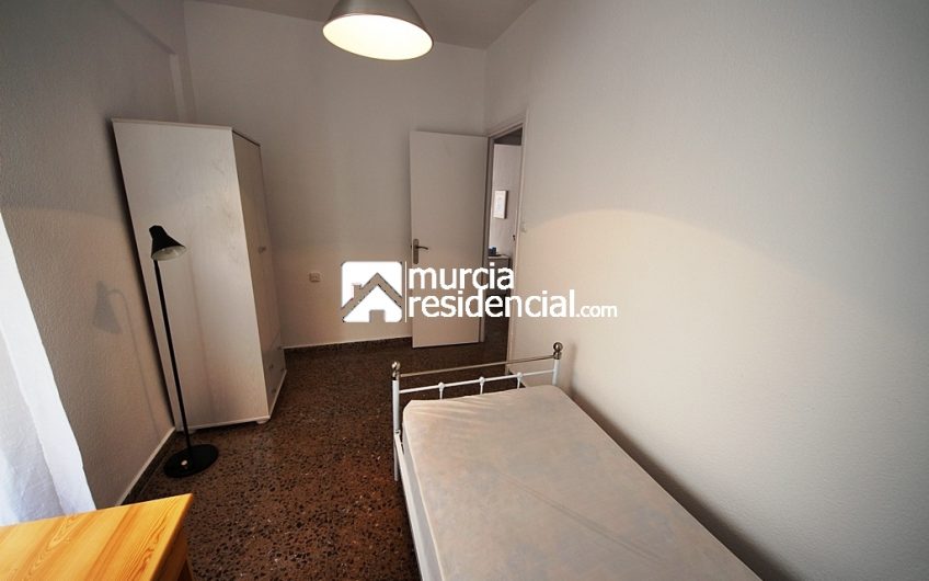 Piso amueblado, de tres habitaciones en alquiler en San Antón