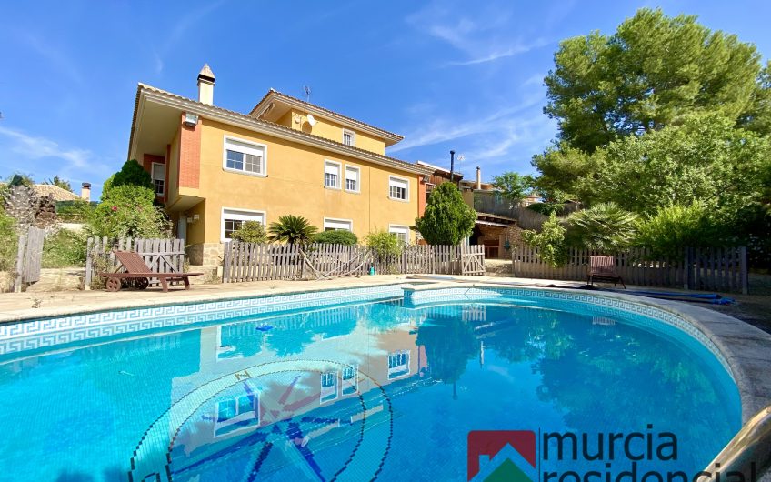 Chalet en venta en Altorreal con piscina y gran parcela de 874 m2