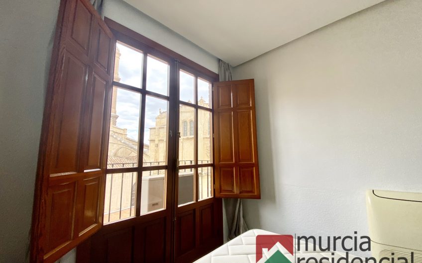 Piso en alquiler junto a la catedral de Murcia