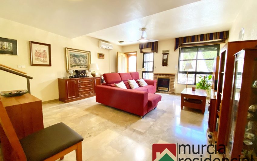 Chalet adosado con piscina junto a ZigZag en Juan Carlos I