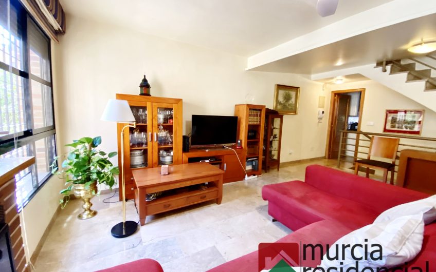 Chalet adosado con piscina junto a ZigZag en Juan Carlos I