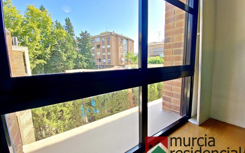 Chalet adosado con piscina junto a ZigZag en Juan Carlos I