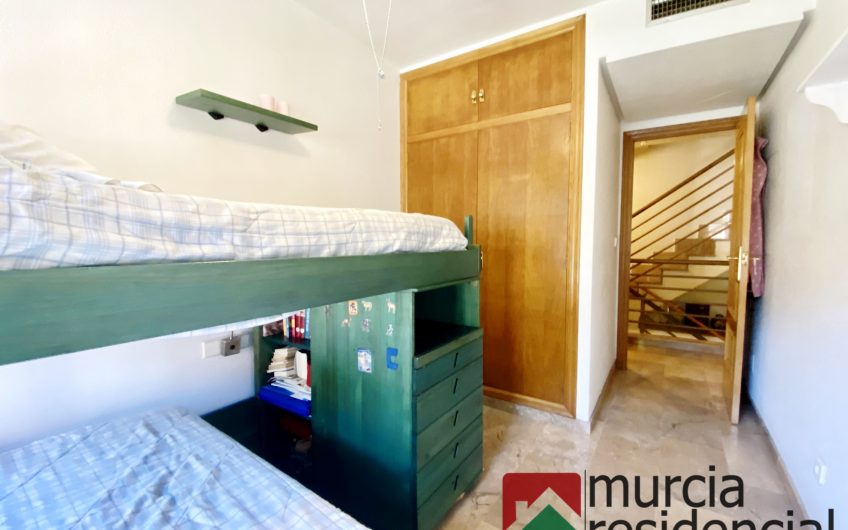 Chalet adosado con piscina junto a ZigZag en Juan Carlos I