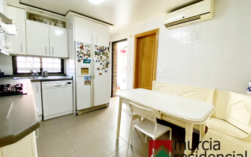 Chalet adosado con piscina junto a ZigZag en Juan Carlos I