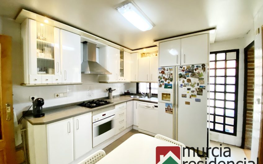 Chalet adosado con piscina junto a ZigZag en Juan Carlos I