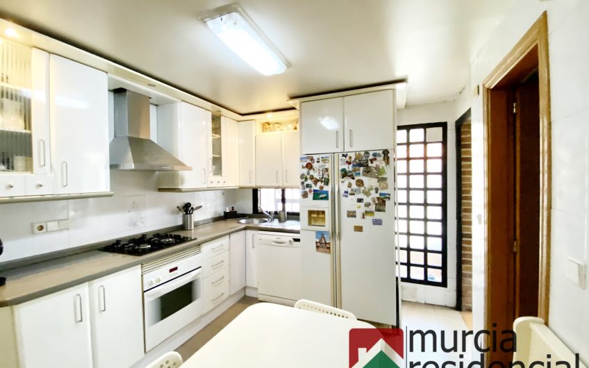 Chalet adosado con piscina junto a ZigZag en Juan Carlos I