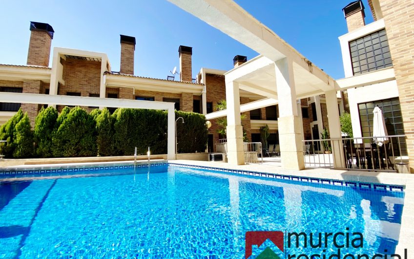 Chalet adosado con piscina junto a ZigZag en Juan Carlos I