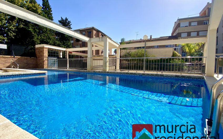 Chalet adosado con piscina junto a ZigZag en Juan Carlos I