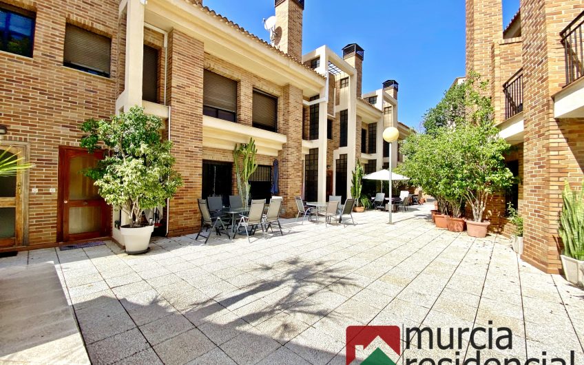 Chalet adosado con piscina junto a ZigZag en Juan Carlos I