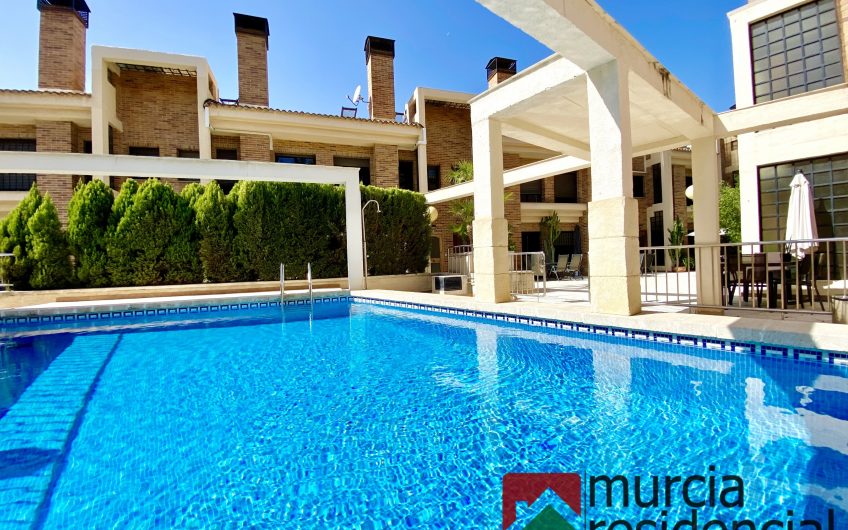 Chalet adosado con piscina junto a ZigZag en Juan Carlos I