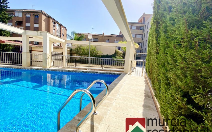 Chalet adosado con piscina junto a ZigZag en Juan Carlos I