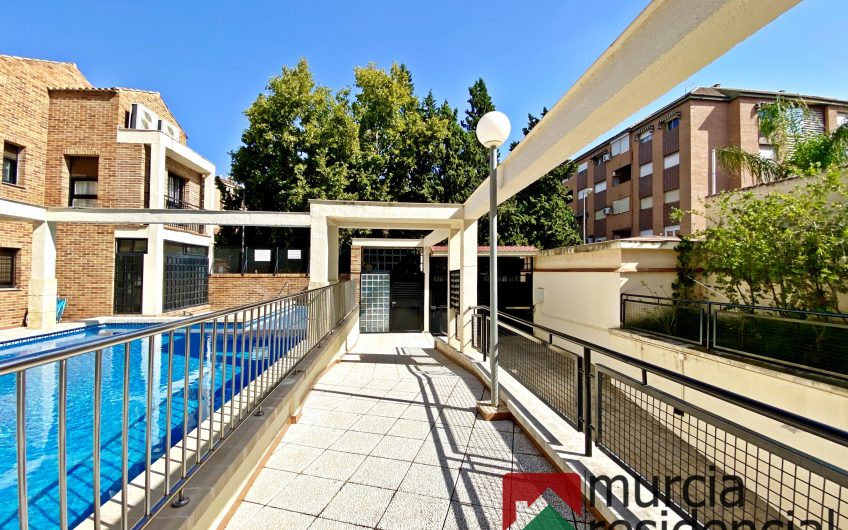 Chalet adosado con piscina junto a ZigZag en Juan Carlos I