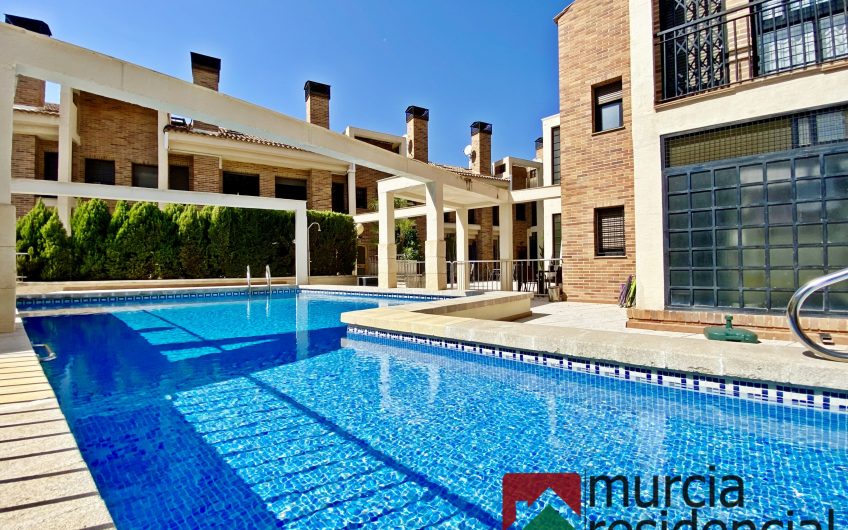 Chalet adosado con piscina junto a ZigZag en Juan Carlos I