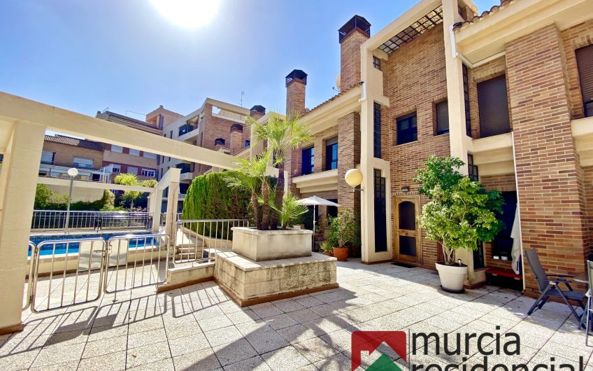 Chalet adosado con piscina junto a ZigZag en Juan Carlos I