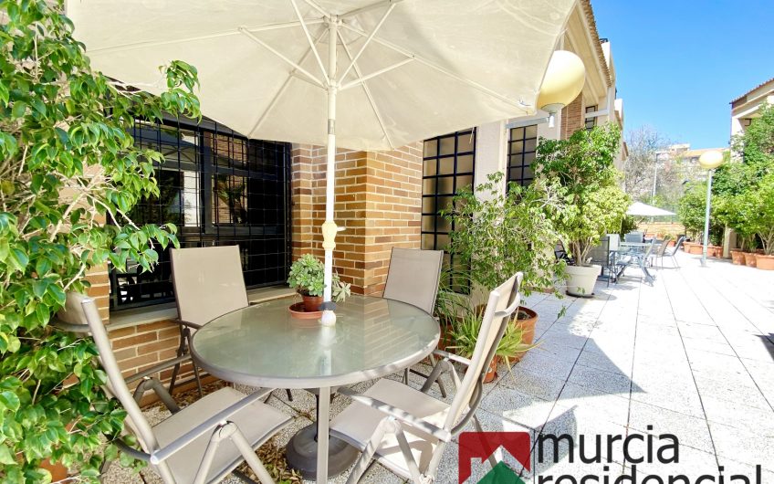 Chalet adosado con piscina junto a ZigZag en Juan Carlos I