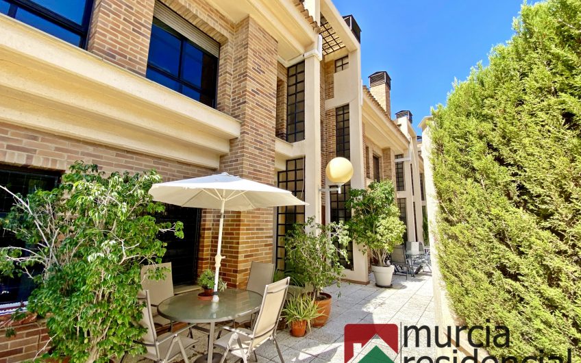 Chalet adosado con piscina junto a ZigZag en Juan Carlos I